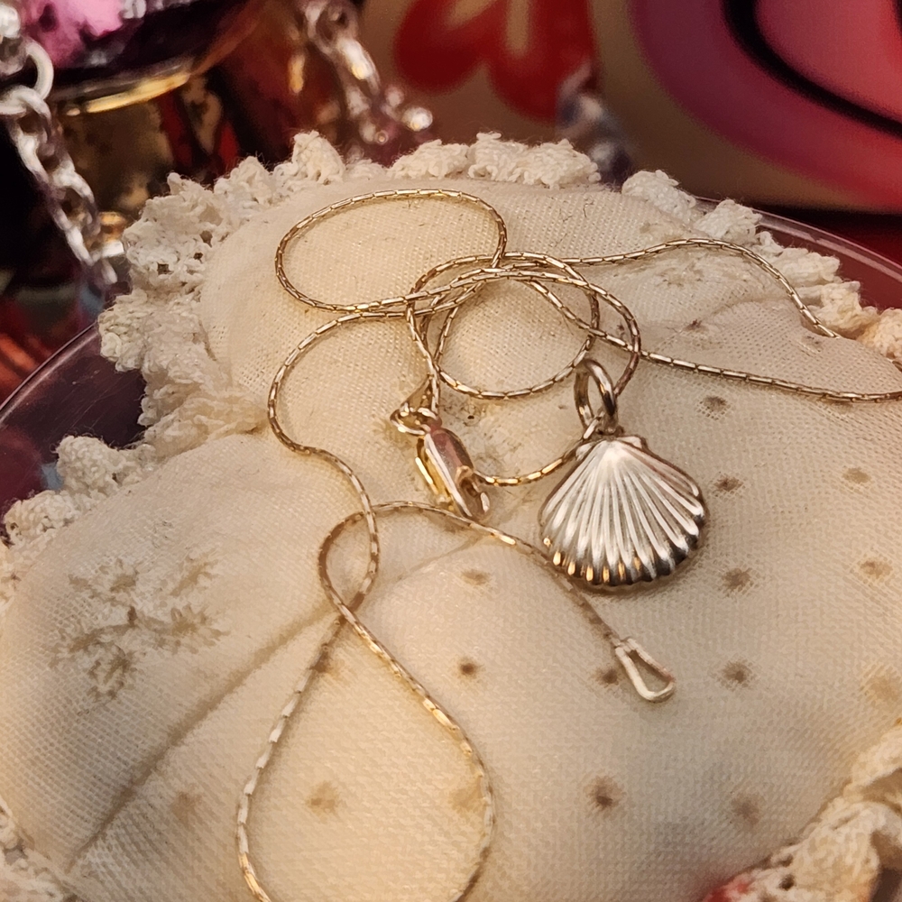 Elegant 925 Sterling Silver Sea Shell Pendant Necklace 16"